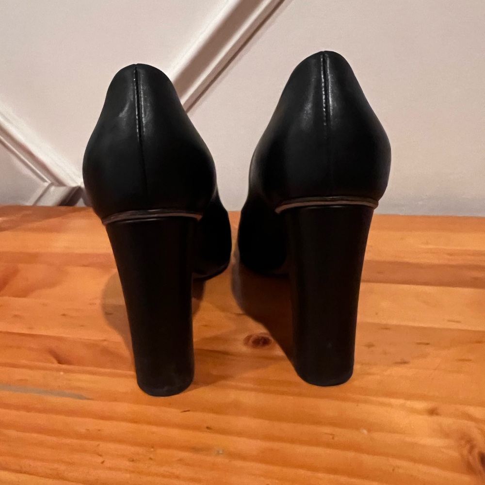 Authentic Gucci Black Leather Horsebit Pumps with Gold Hardware. Size 39.5 - Picture 5 of 7